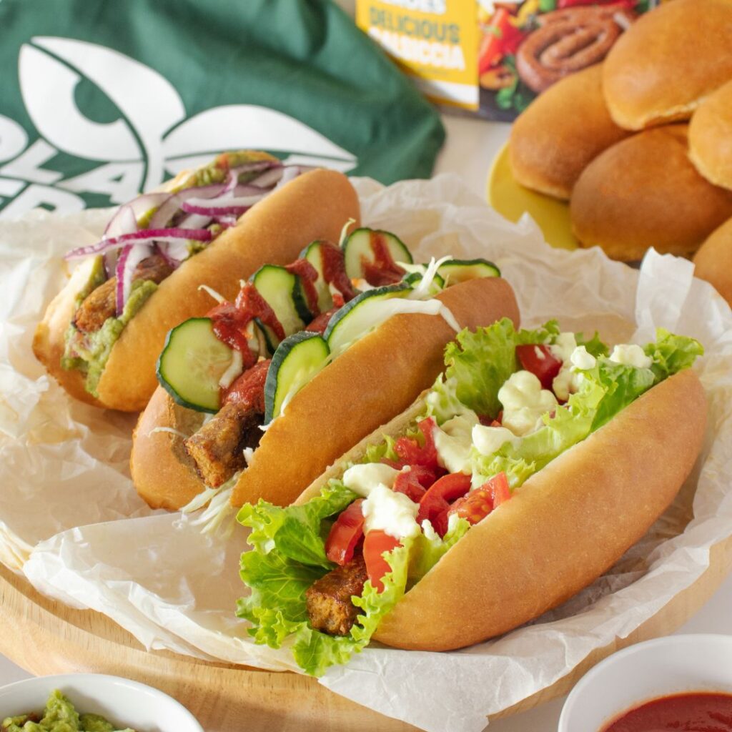 hot dog vegani con tris di salse, hot dog veg, ricetta vegana, salsiccia plant heroes