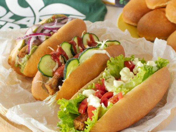hot dog vegani con tris di salse, hot dog veg, ricetta vegana, salsiccia plant heroes